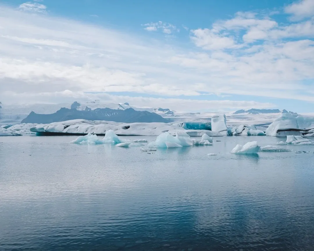 Spektakuläre Gletscherlagune Jökulsárlón mit schwimmenden Eisbergen auf Island