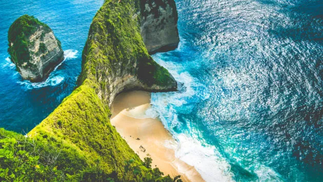 Spektakulärer Kelingking Beach auf Nusa Penida, Indonesien, mit türkisblauem Wasser und imposanten Klippen