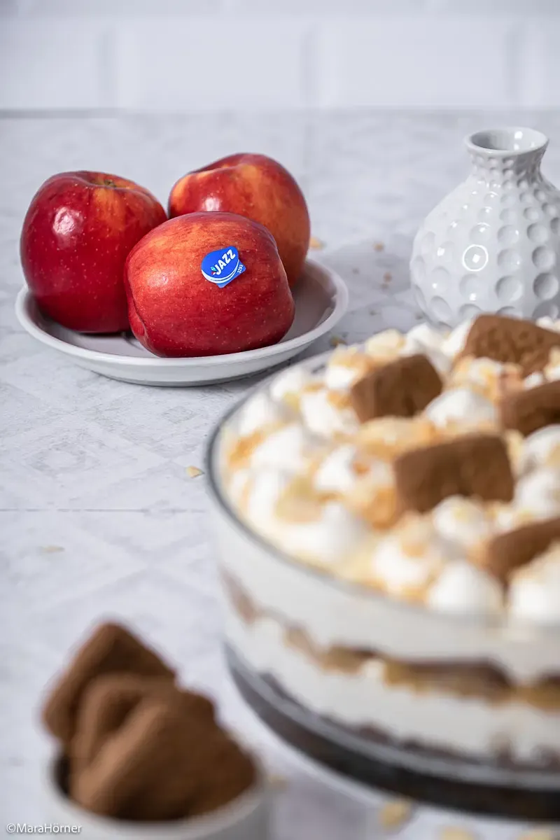 Spekulatius Bratapfel Tiramisu in einer Servierschale mit Sahnetuffs und Spekulatiuskeksen dekoriert