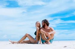 Strand und Dünenlandschaft auf Borkum mit einem historischen Leuchtturm