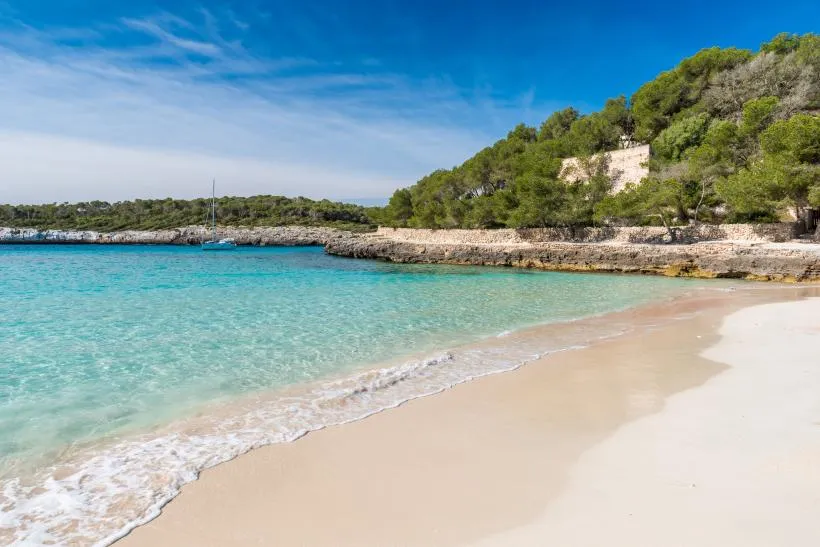 Strand und Meer in der Cala Mondragó auf Mallorca, einem idyllischen Ort für Badegäste