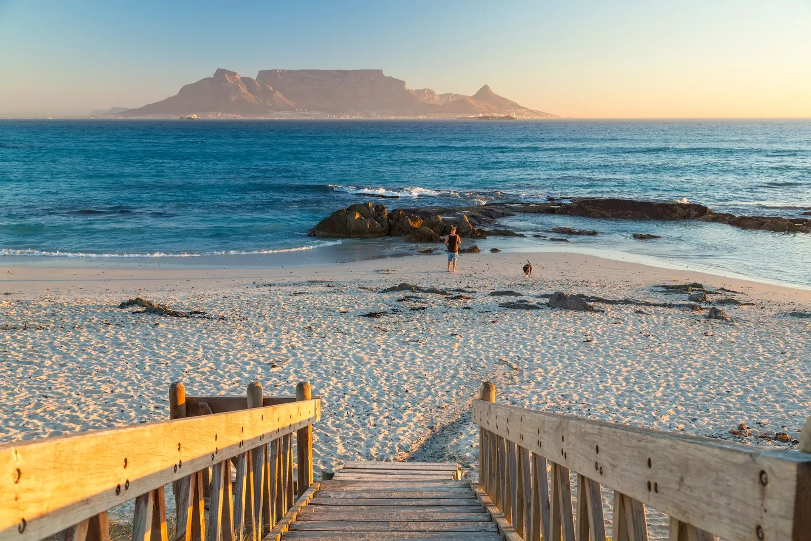 Strandansicht von Kapstadt mit Sand, Meer und majestätischen Bergen im Hintergrund