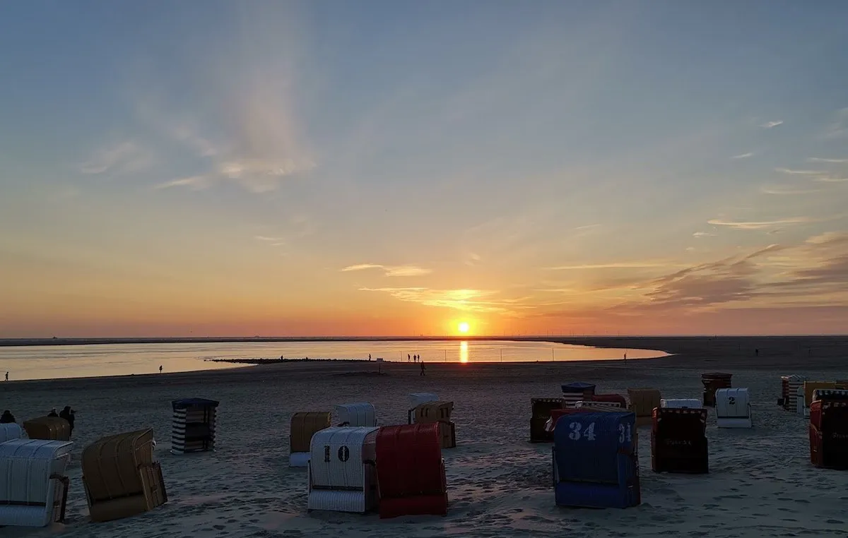 Strandkörbe auf der Insel Borkum, ein Bild idyllischer Entspannung an der Nordsee.