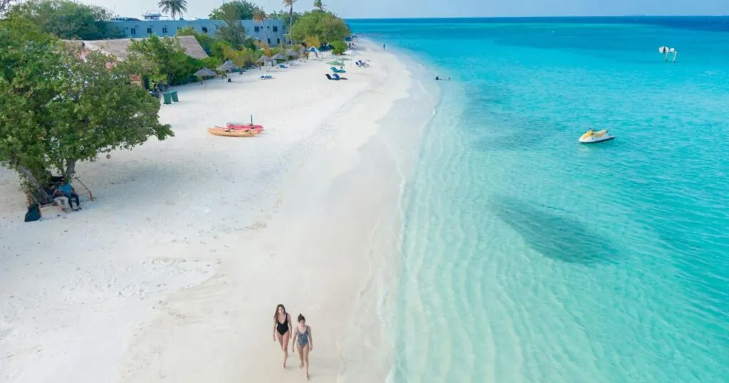 Strandparadies mit Palmen und türkisblauem Meer, ideal für warme Winterurlaubsziele
