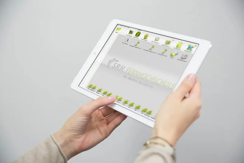 Studenten diskutieren und arbeiten gemeinsam an Projekten der Pharmatechnologie