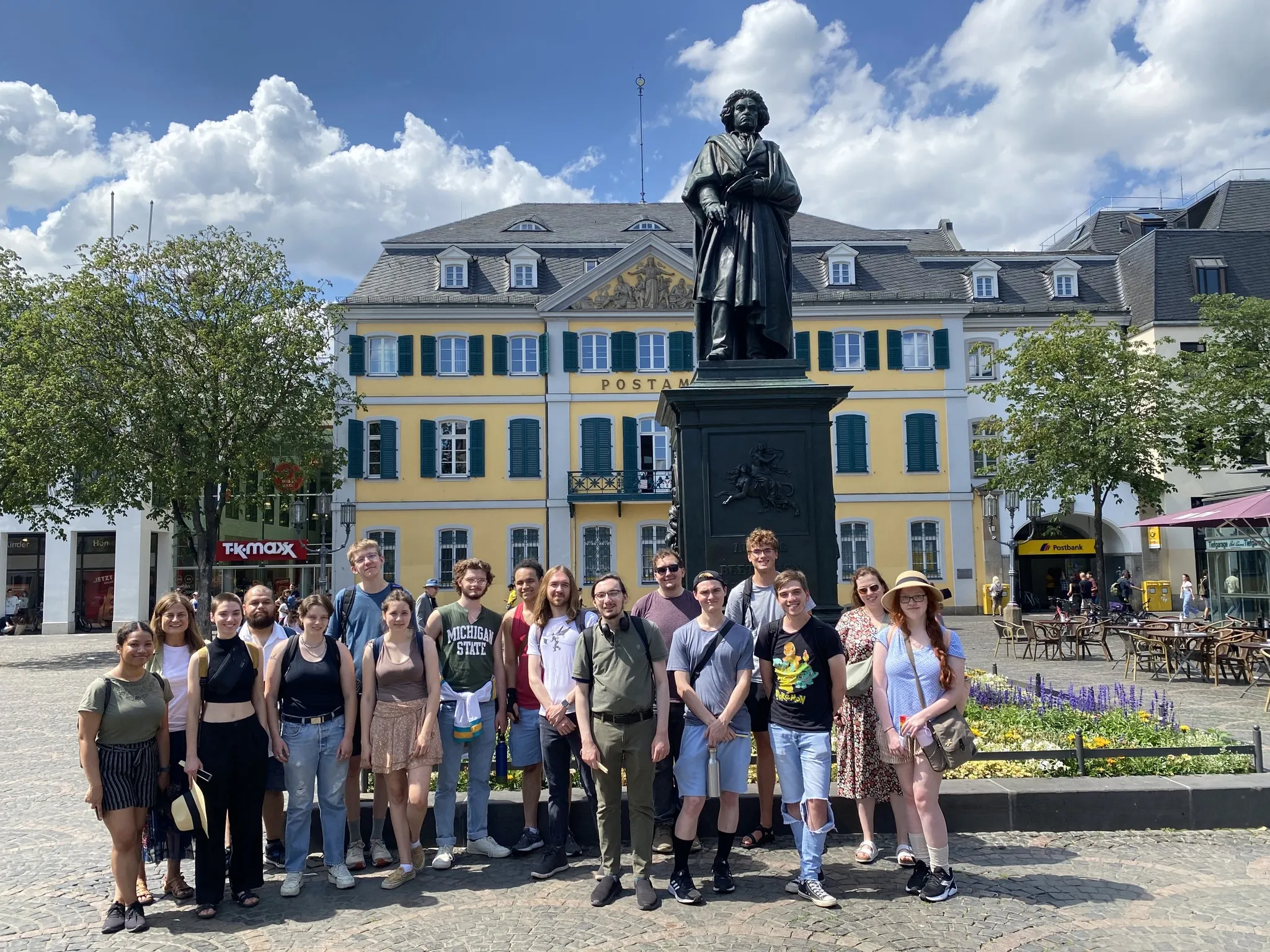 Studenten und Dozenten bei einem interkulturellen Austausch oder Seminar