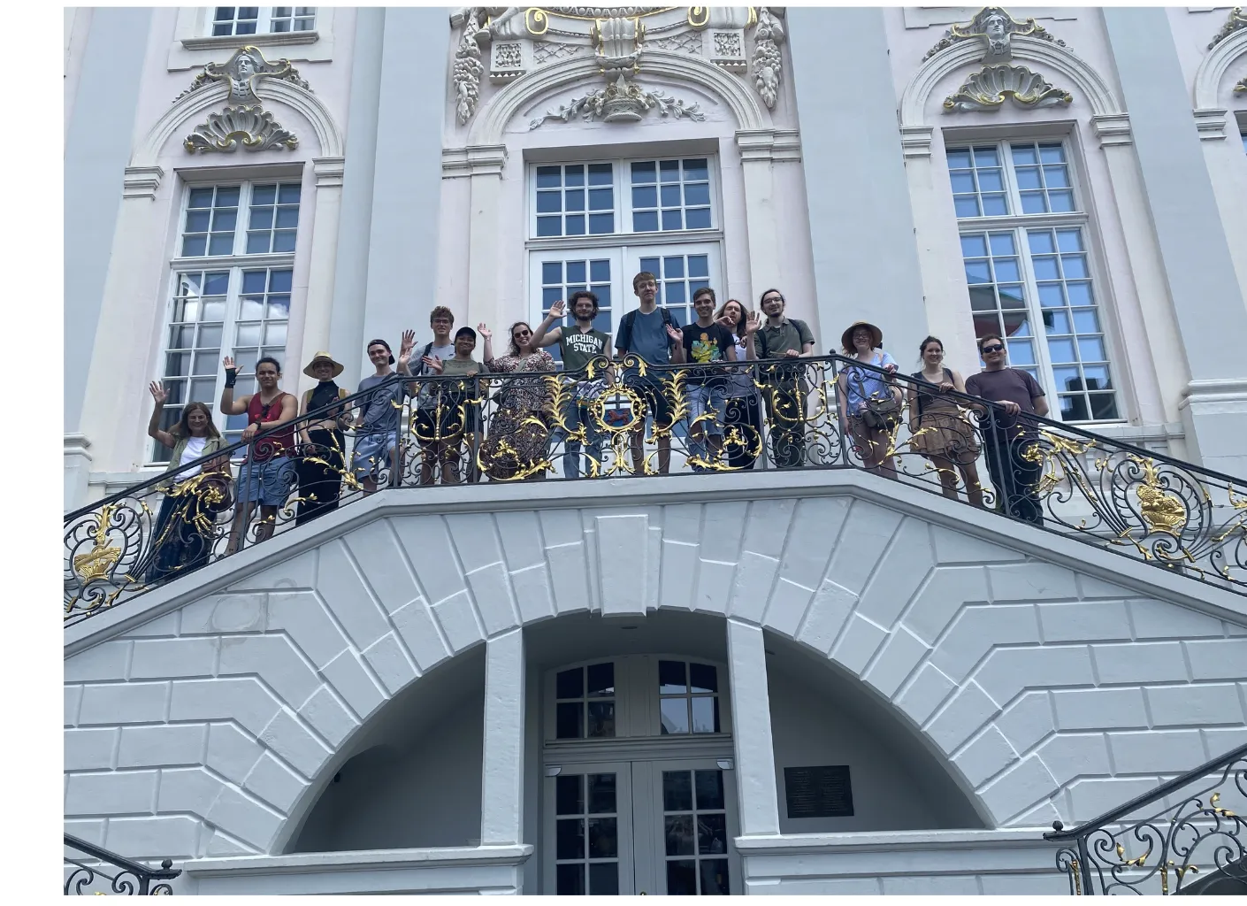 Studierende lernen in einem hellen Klassenzimmer in Bonn