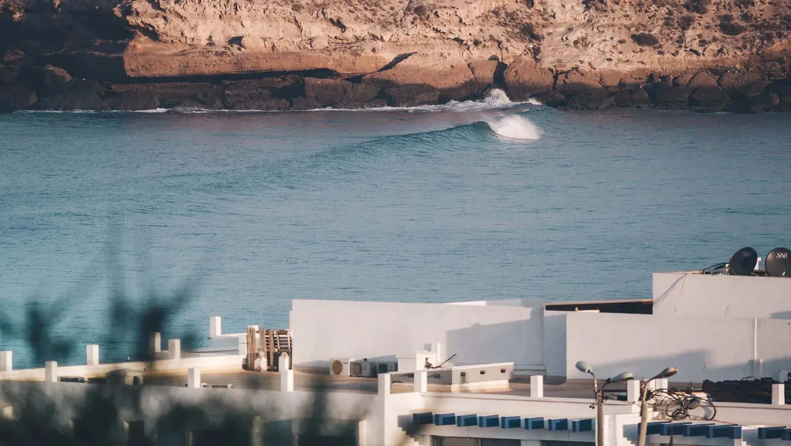 Surfer reitet eine Welle am Banana Point, einem bekannten Surfspot in Marokko