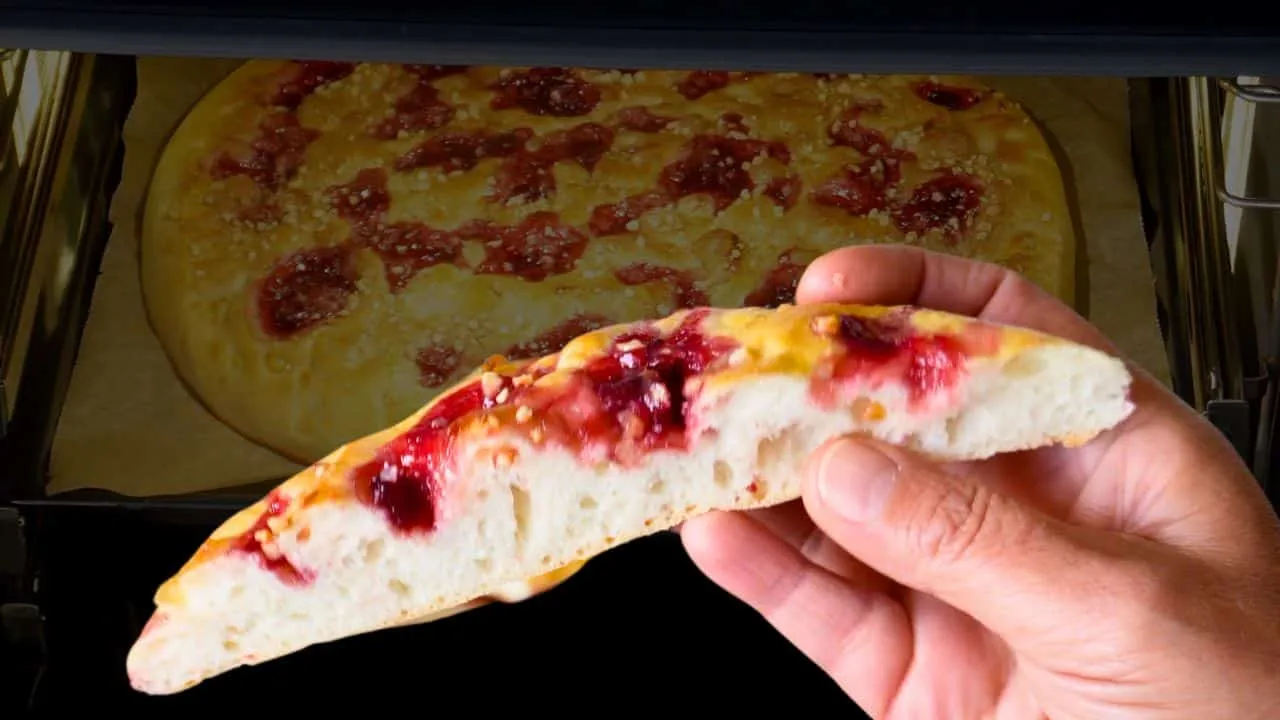 Süße Focaccia aus dem Brotbackautomaten fertig gebacken und servierfertig