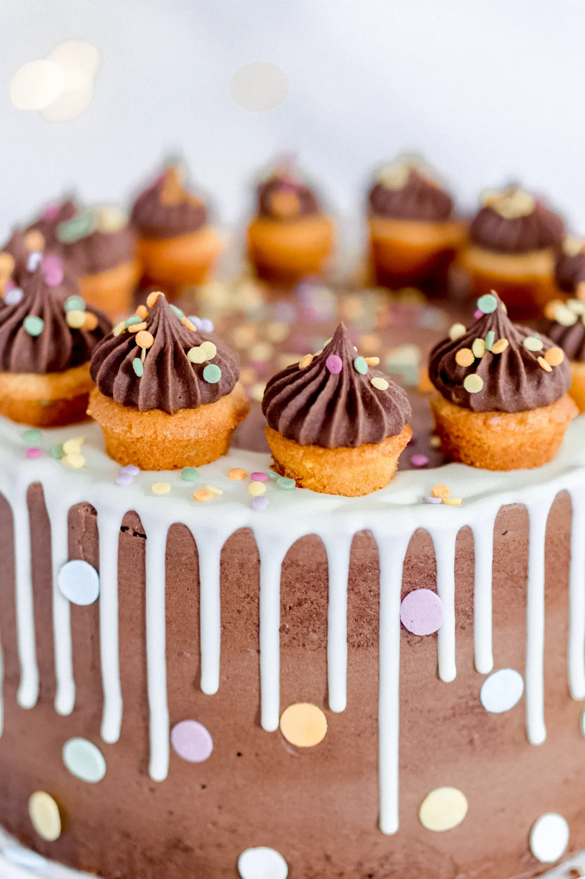 Süße Mini-Muffins mit Creme-Tuffs und Streuseln, die als Beilage oder Dekoration dienen können