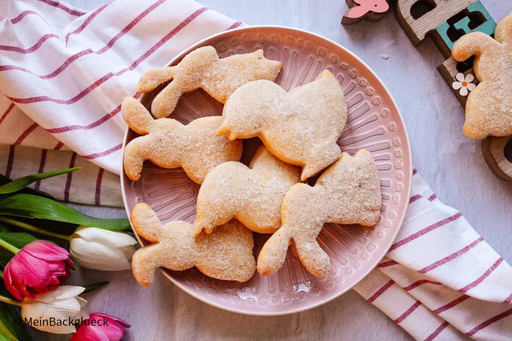 Süße Quark-Öl Teig Hasen in verschiedenen Osterformen, perfekt zum Backen mit Kindern