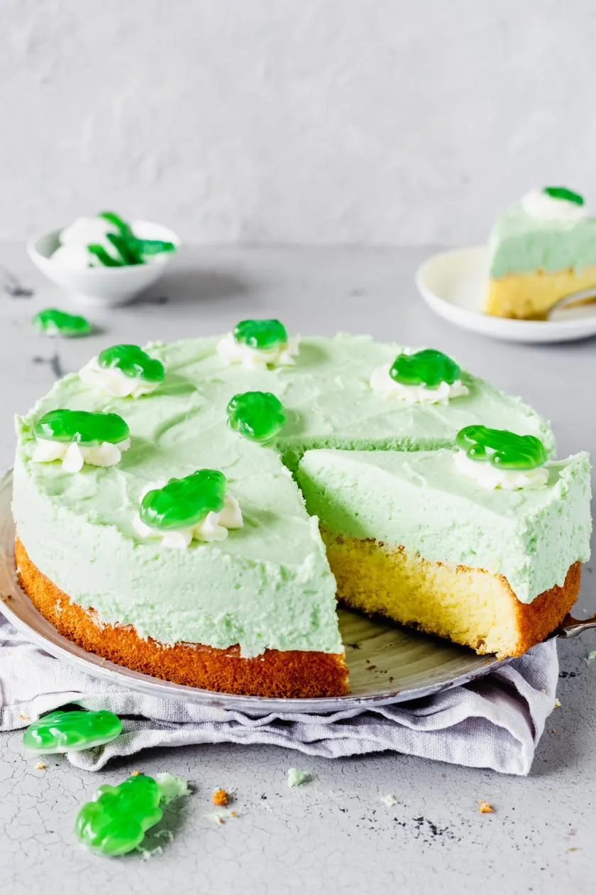 Süßer Froschkuchen mit Biskuitboden und Gummifröschen, ein einfacher Hit für die Kita.