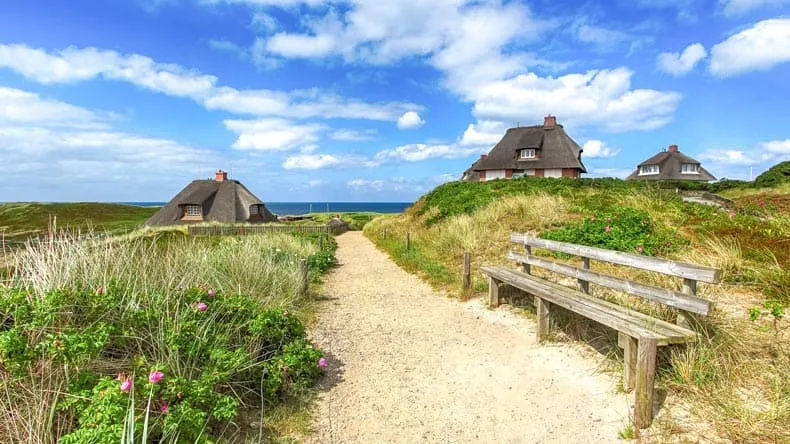 Sylt, eine der beliebtesten deutschen Inseln, mit einem Strandabschnitt und Dünen