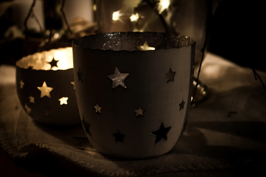 Szene auf einem belebten Markt am Abend, mit Menschenmengen und Ständen