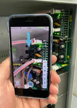 TeamViewer Pilot in Aktion: Baumer hhs Service-Experte unterstützt Maschinenbediener bei der Fernwartung mittels Augmented Reality App
