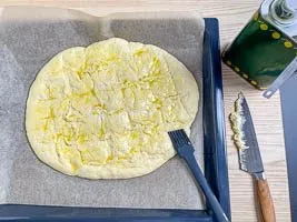 Teig einritzen und den Ofen vorheizen.