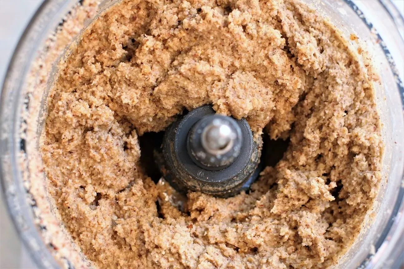 Teig für Elisenlebkuchen in der Küchenmaschine