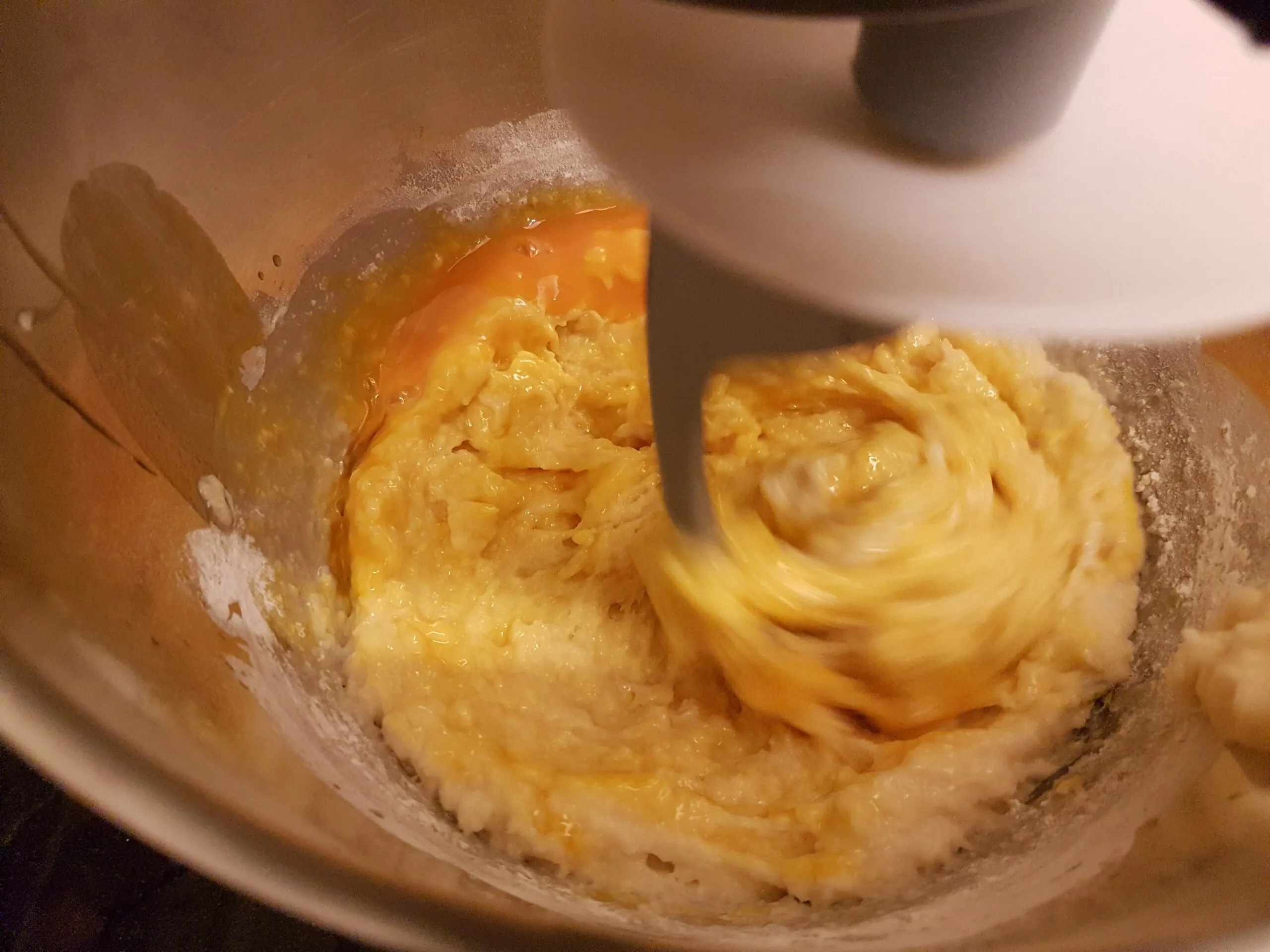 Teig in der Küchenmaschine, der langsam an Struktur gewinnt und sich von der Schüssel löst