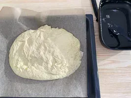 Teigling in ovaler Form aufs Blech geben.