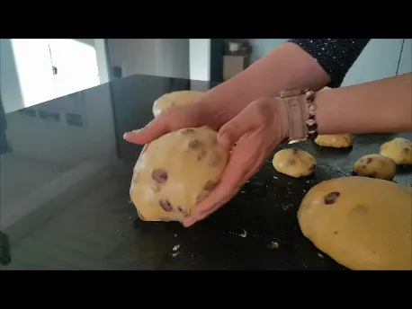 Teiglinge auf der Arbeitsfläche, bereit für die Formung, mit einer leichten Haut