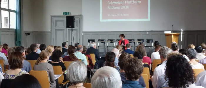 Teilnehmer der Plattform Bildung 2030 im Kursaal Bern bei einem Vortrag