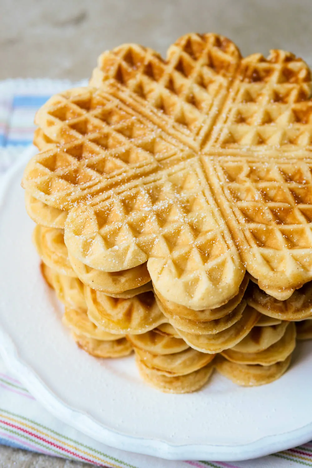 Teller mit goldbraunen, fluffigen Waffeln