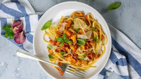 Teller mit Linguine und frischen gebratenen Pfifferlingen, garniert mit Petersilie