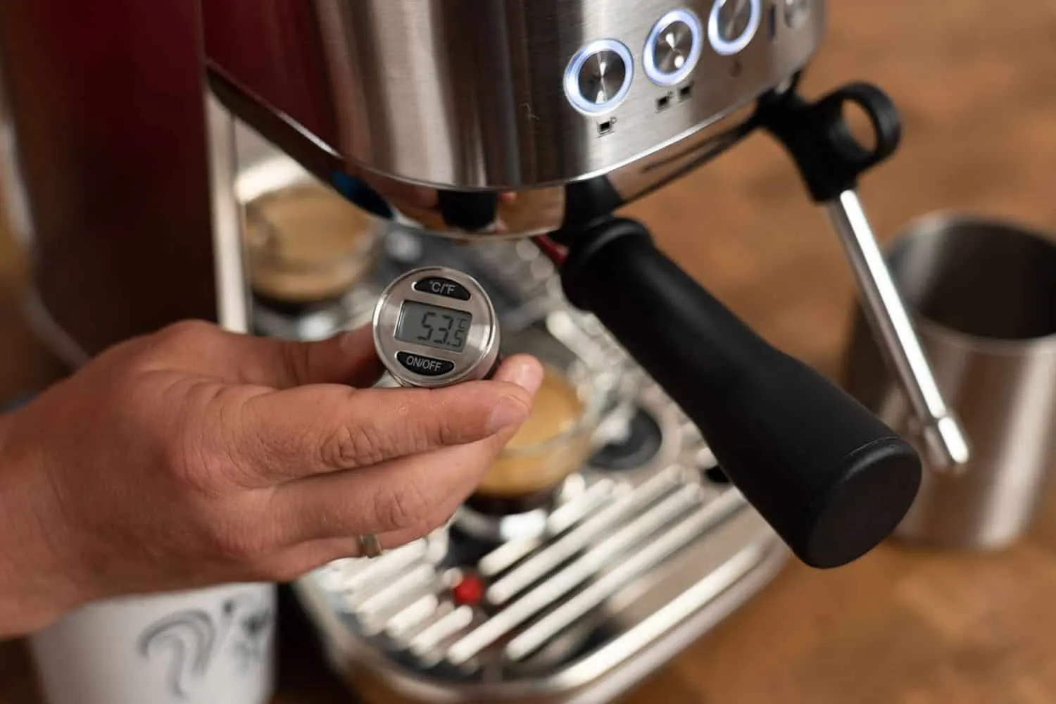 Temperaturanzeige der Sage Bambino Plus für präzise Espressoextraktion