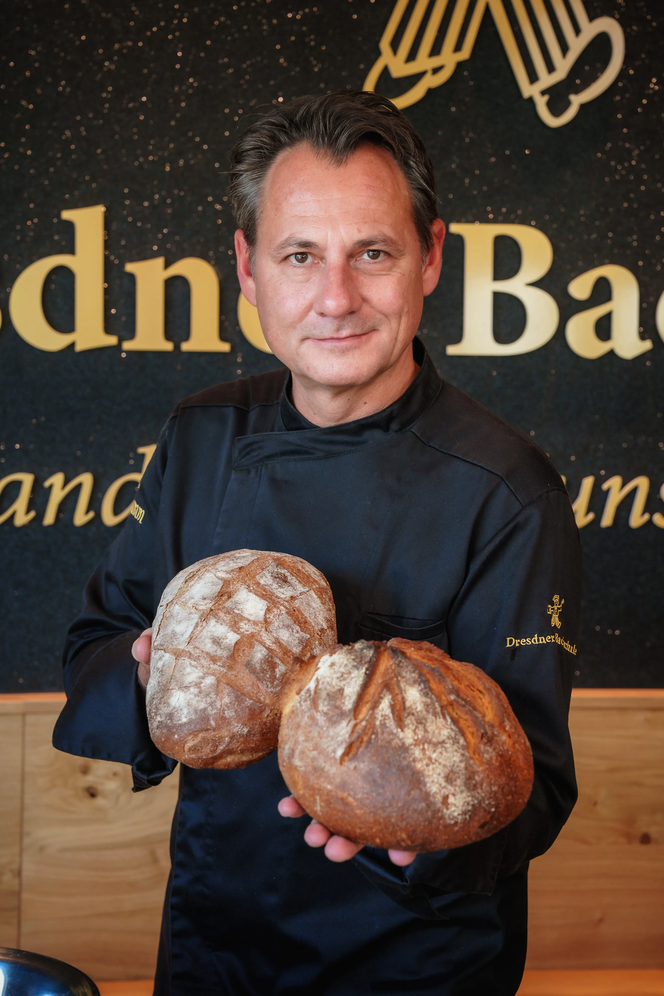Tino Gierig leitet einen Brotbackkurs im Dresdner Backhaus
