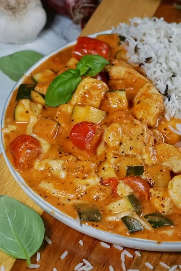 Tomate Mozzarella Hähnchen auf dem Teller mit Reis