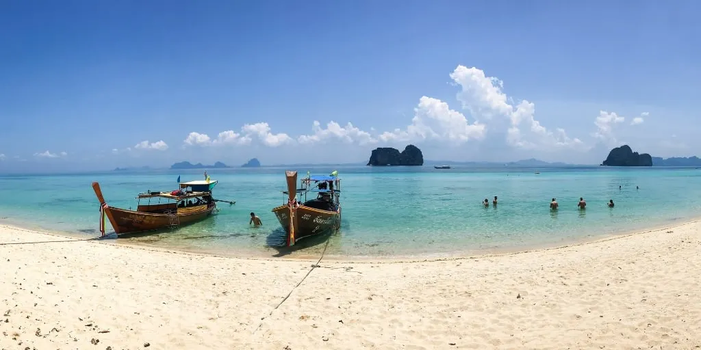 Traditionelles Thai-Boot am Strand