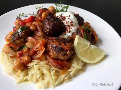 Türkische Köfte vom Grill mit Bulgursalat und Sumach-Joghurt