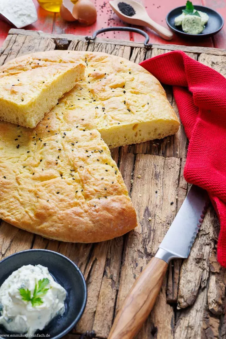 Türkisches Fladenbrot, goldbraun gebacken mit Sesam bestreut