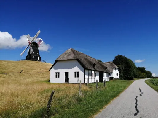 Typisch dänisches Ferienhaus mit Blick auf das Meer
