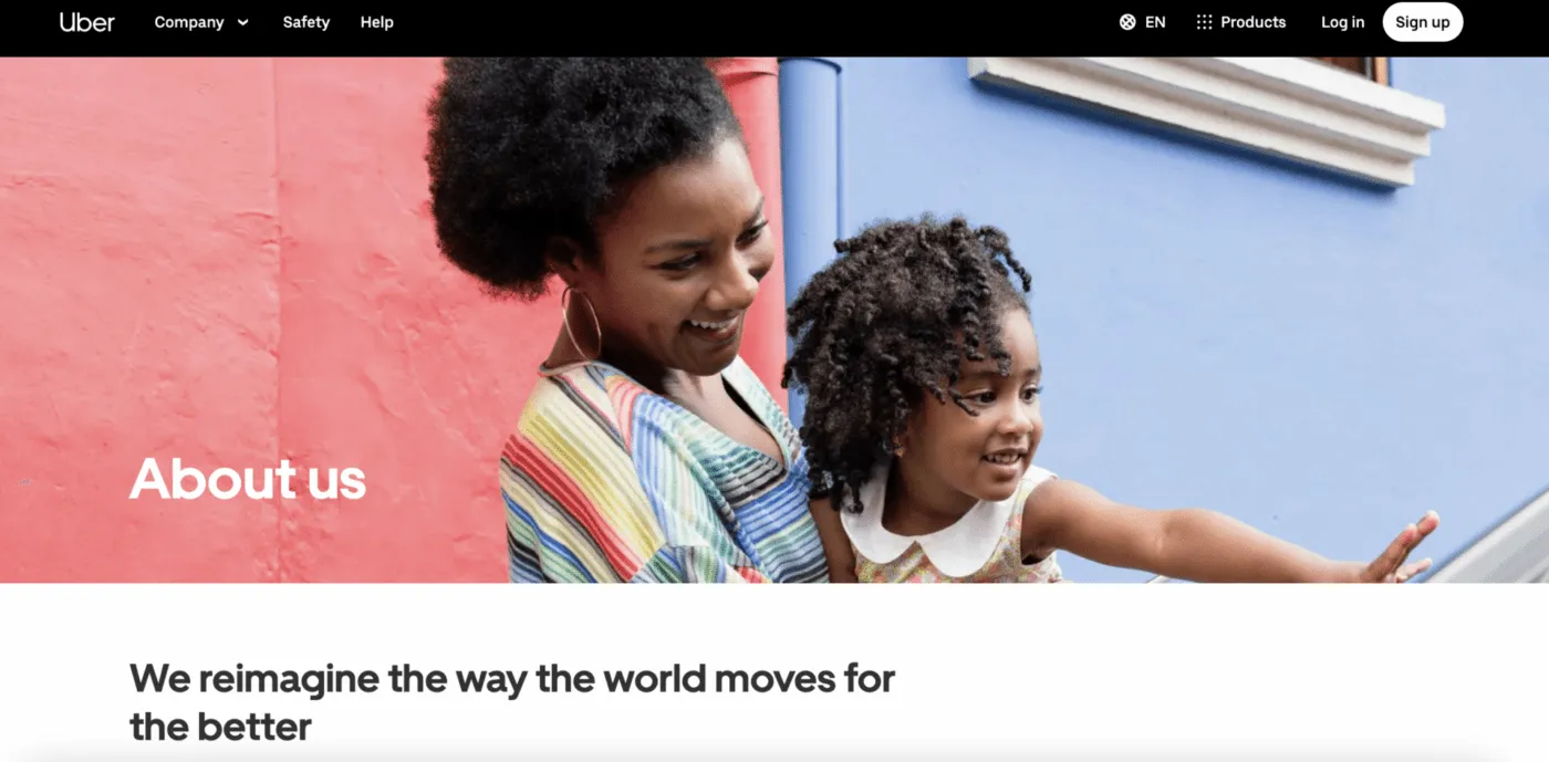 Uber App auf einem Smartphone, zeigt eine Karte mit Fahrzeugen