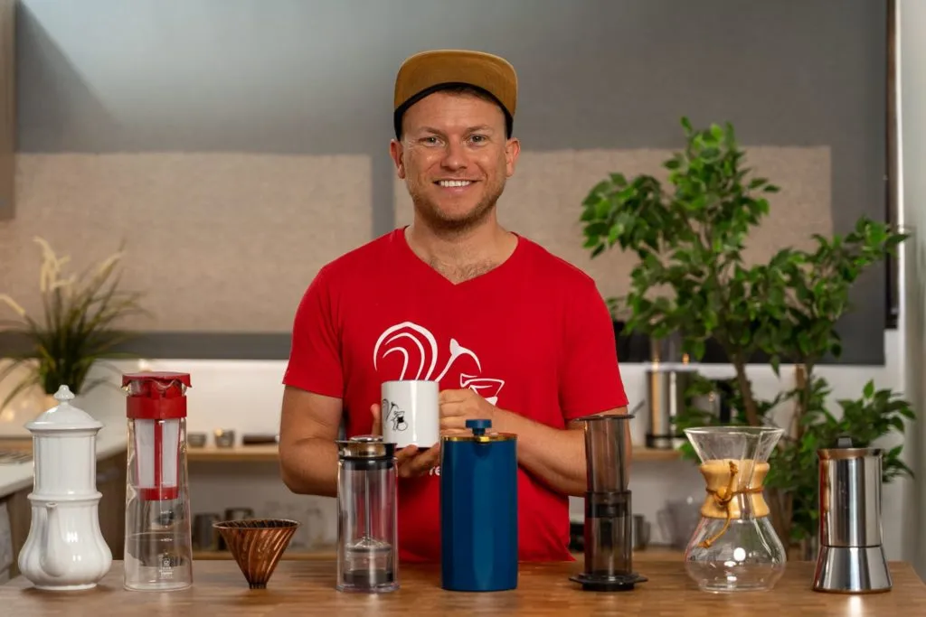 Übersicht verschiedener Kaffeezubereitungsmethoden mit einer Tasse Kaffee