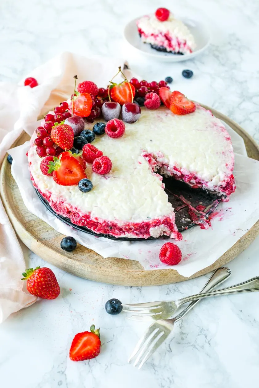 Ungebackene Milchreistorte mit Oreo-Keksen und frischem Obst, schmeckt Groß und Klein.