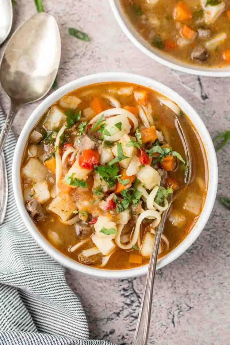 Usbekisches Lagman-Gericht mit Fleisch und Gemüse, auf Nudeln serviert.