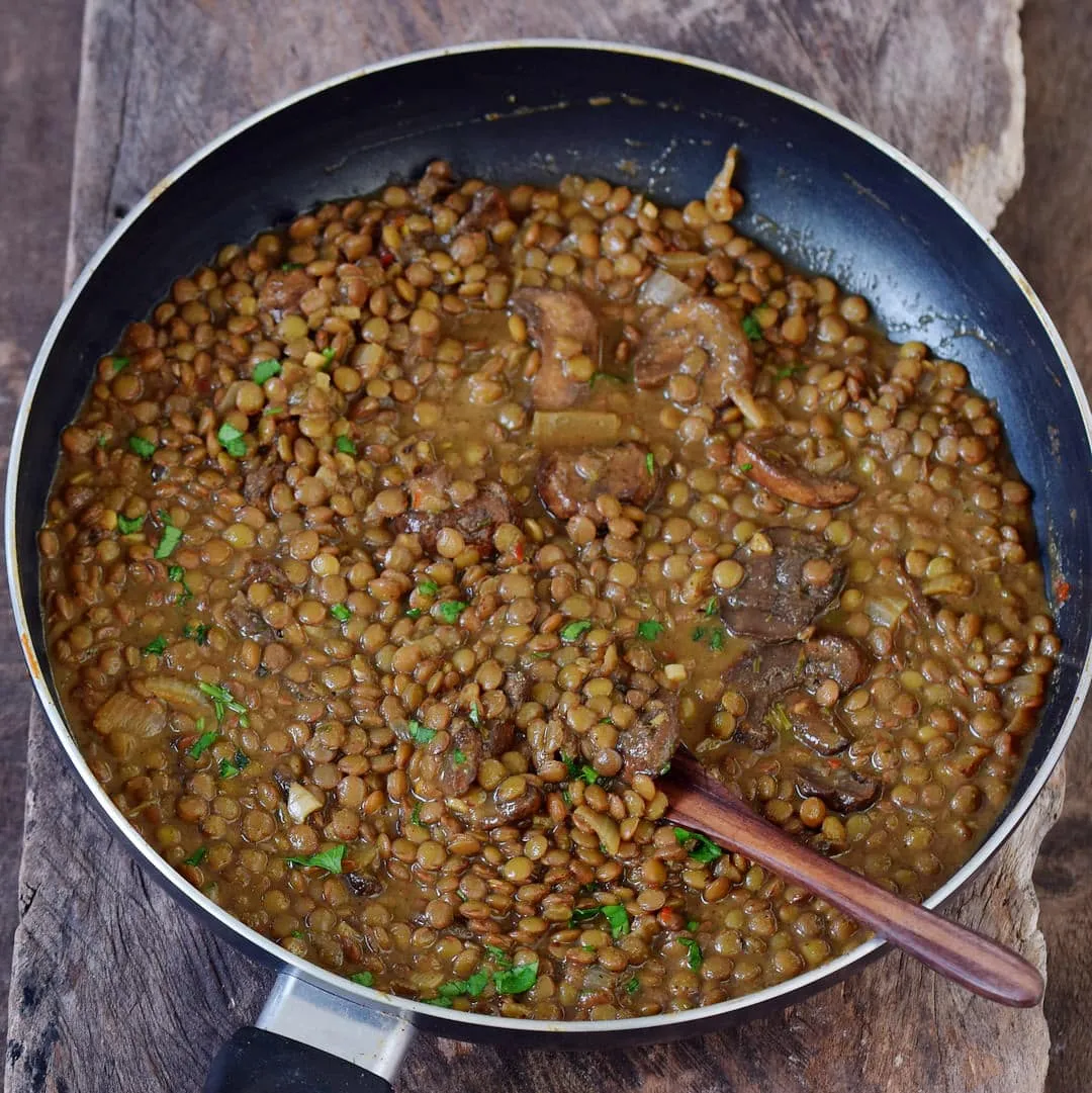 Vegane Linsenpfanne mit Holzlöffel