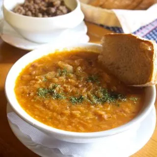 Veganes Jota – Ein herzhafter und rauchiger Bohnen- und Sauerkrauteintopf