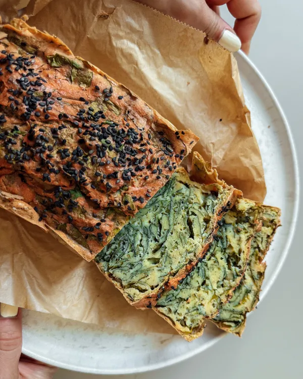 Vegetarisches Linsenbrot mit frischem Spinat und Dill