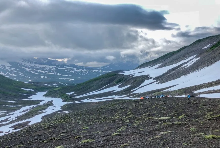 Verletzter Wanderer auf Kamtschatka nach einem Sturz im Schnee