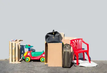 Verschiedene Materialien wie Stoffe, Farben und Holz liegen auf einem Tisch