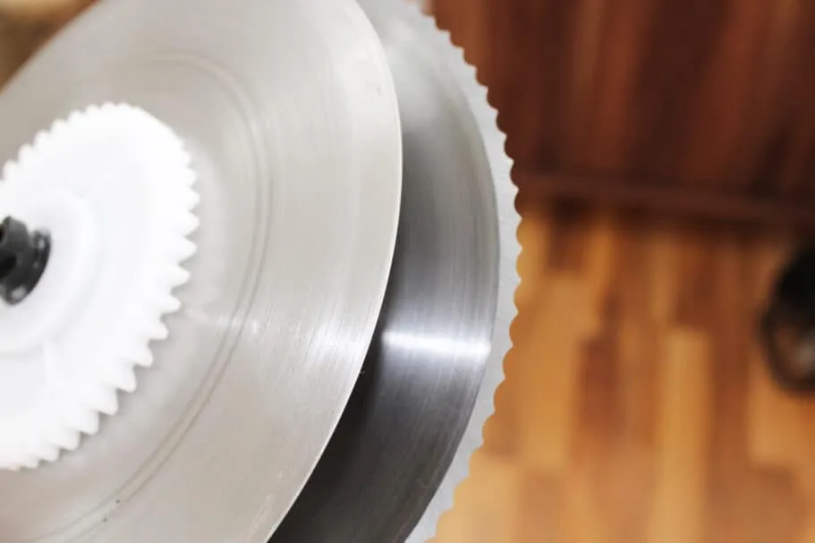 Verschiedene Messerarten für Allesschneider: gezahnt und glatt