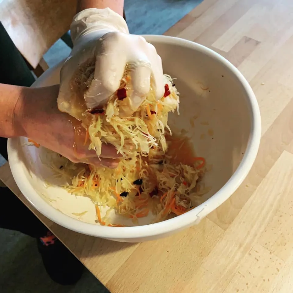 Verschiedene Sauerkraut-Variationen in Gläsern