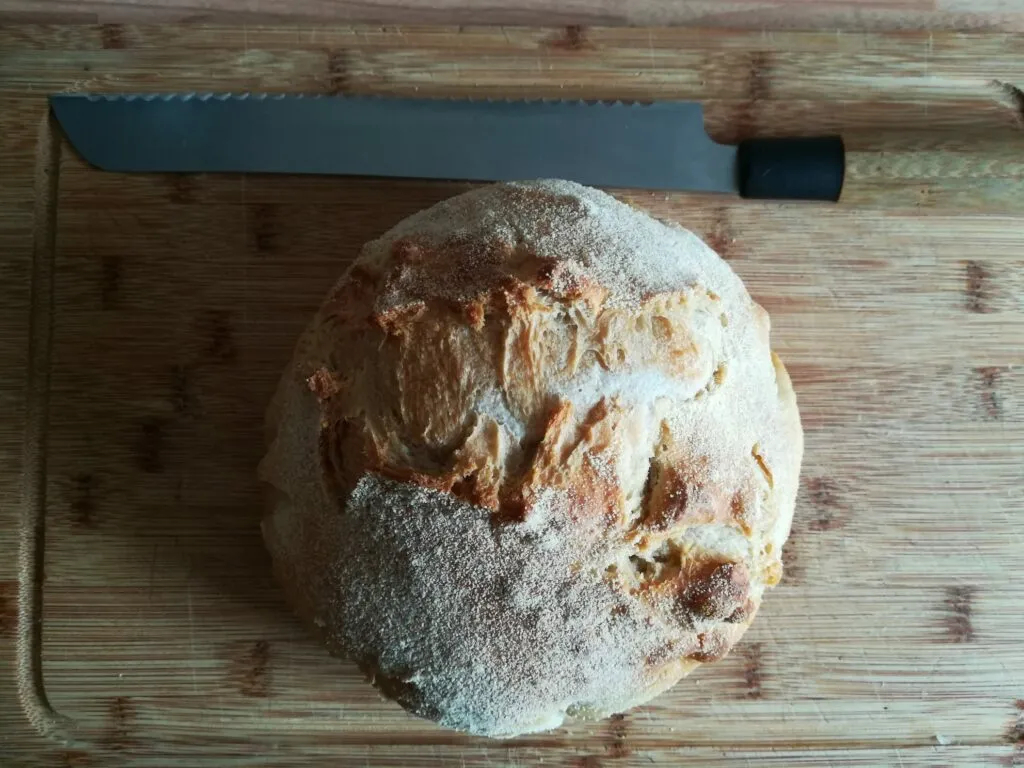 Verschiedene selbstgebackene Brötchen, darunter auch Zöpfe