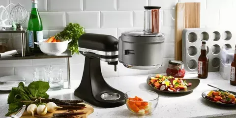 Vielseitige KitchenAid Mini Küchenmaschine mit Food Processor Aufsatz für Gemüsezubereitung