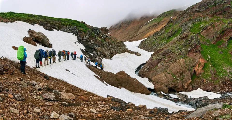 Wanderer auf dem Rückweg nach Pauzhetka durch die Wildnis