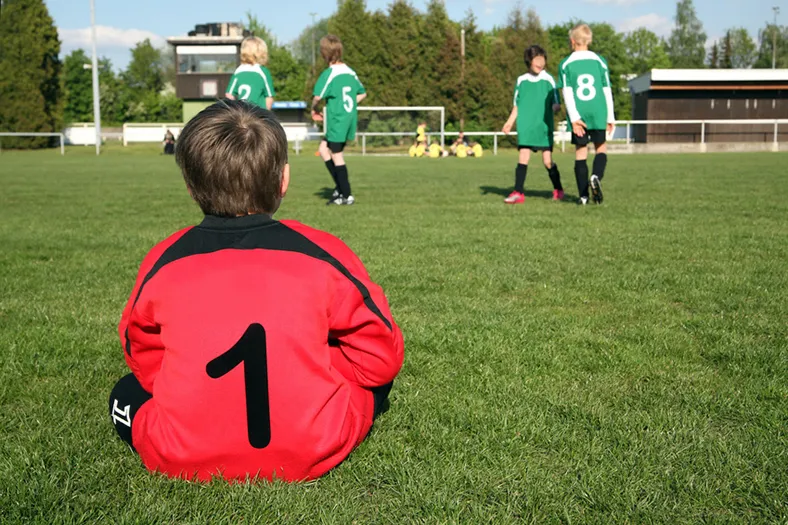 Wanderer genießt die Aussicht auf die malerische Landschaft im Rhein-Neckar-Kreis