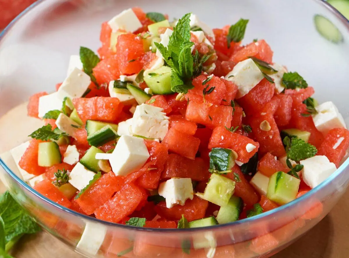 Wassermelonen-Feta-Salat mit Gurke und frischer Minze